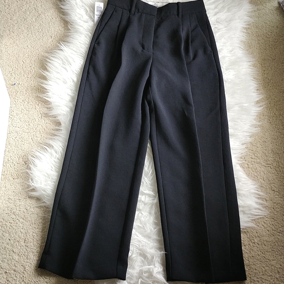 Aritzia Effortless Cropped pant - Picture 1 of 9